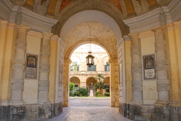 vue sur la valette &agrave; travers un porche