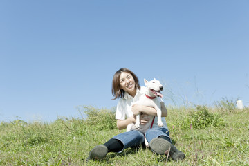 Fototapeta premium 犬と散歩する若い女性
