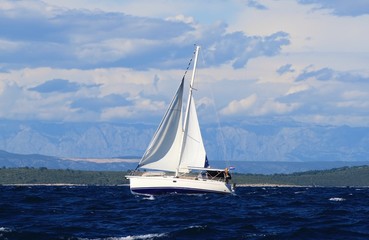 Segeljacht mit Segelreff bei Starkwind