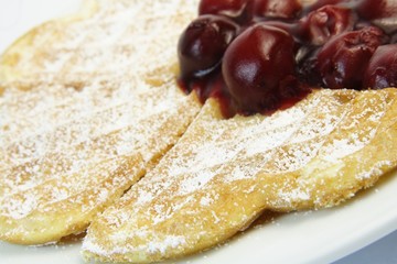 Heiße Kirschen auf Waffel