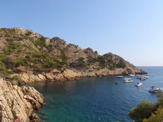 Voiliers dans une crique des Calanques Méjean en Corse