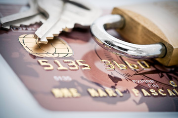 Cadenas et clés sur carte bancaire