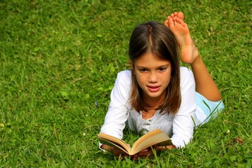 petite fille absorbée par son livre