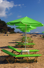 Parasols et lits verts.