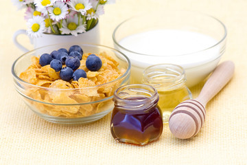 corn flakes with blueberry, yogurt and honey