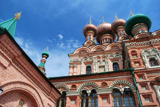 Au pied de l'&eacute;glise Ostankino de Moscou
