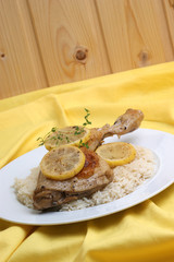 gegrillter Hühncherschenkel mit Zitrone auf Reis
