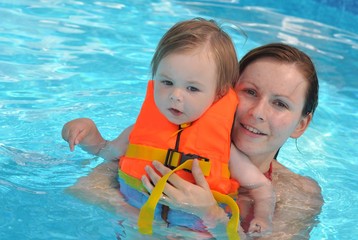 bébé dans la piscine