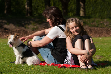 Frau mit Tochter und Hund