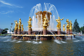 Devant la fontaine de l'Amitié des Peuples à Moscou