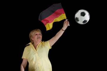 Fussballfan mit Ball und Flagge