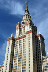 Fototapeta na wymiar Wieża Uniwersytecie Moskiewskim