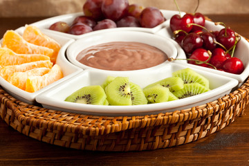 Piatto di Frutta con crema al cioccolato