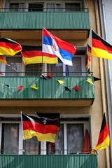 Deutschlandflaggen und serbische Flagge auf Balkons