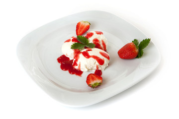 Topfenknödel mit Erdbeeren