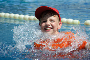 Halskrause aus Wasser beim schwimmenden Kind