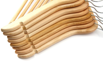 cintres bois naturel, fond blanc