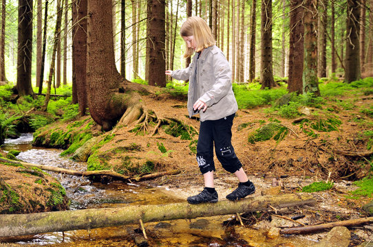 M&auml;dchen im Wald
