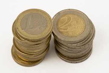 Stapel mit 2 Euro und 1 Euro M&uuml;nzen