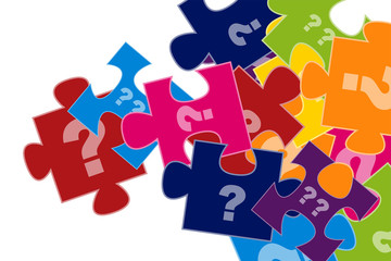 Bunte Puzzleteile mit Fragezeichen auf Haufen