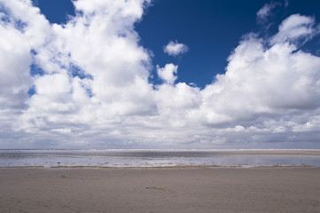 Fototapeta na wymiar Chmury nad morzem