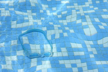 gafas de natacion en el fondo de piscina
