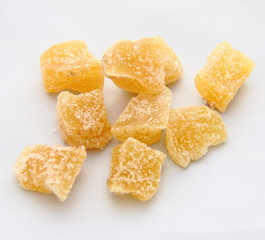 Morceaux de gingembre confit, détourés