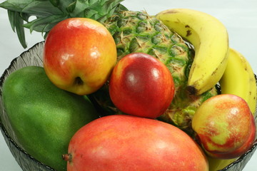 Bowl of fresh, ripe fruit
