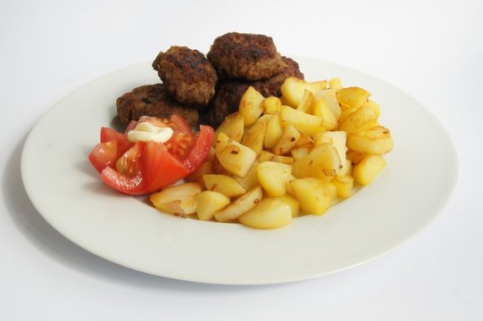 Buletten mit Bratkartoffeln