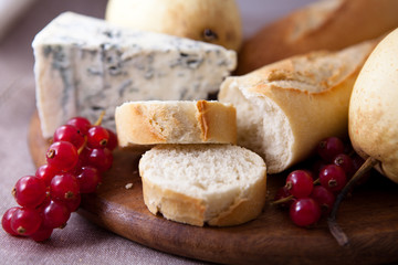 Baguette with blue cheese and fruits