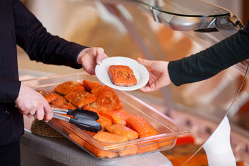 lachs wird serviert
