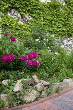 Garten mit Blumenbeet und Gartenweg aus Naturstein