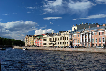 Fototapeta na wymiar Canal dans Saint Petersbourg