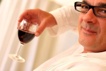 Homme et verre de vin
