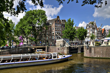 Fototapeta na wymiar amsterdam: łodzi turystycznych w lock-