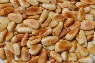 gröstete Pinienkerne