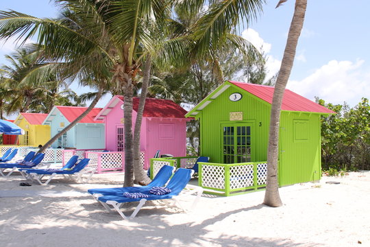 Bunte Strandhütten auf den Bahamas