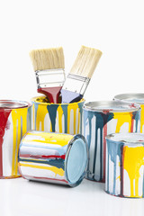 Farbtöpfe und Pinsel