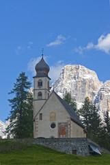 Fototapeta na wymiar Dorfkirche am Monte Pelmo