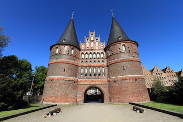 Fototapeta na wymiar Holstentor brama Lubeka, światowego dziedzictwa UNESCO, Niemcy