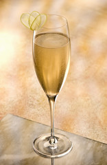 Mocktail Champagner with sliced lime