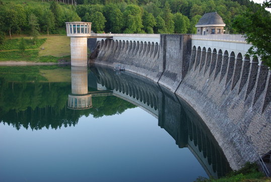 Staumauer am Biggesee (Listerstausee) in 57462 Olpe im Sauerland. Bau der Staumauer von 1956-1965