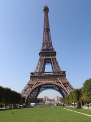 Fototapeta na wymiar Champs de Mars et Tour Eiffel à Paris