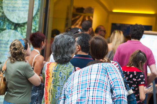 gruppo di persone in fila