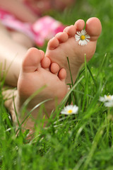 Füße mit Blume