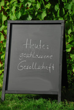 Schild - Geschlossene Gesellschaft