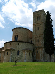 Fototapeta na wymiar Sant Antimo Abbey w pobliżu Montalcino w Toskanii, Włochy