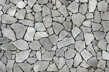 muraille recouverte d'un parement de pierres de basalte