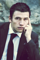 Mann überlegt und denkt nach.