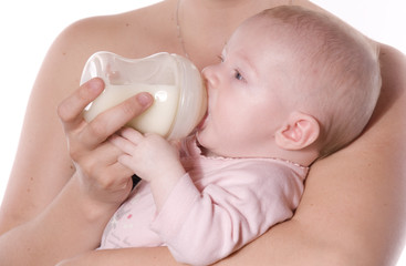 b&eacute;b&eacute; de trois mois qui boit son biberon